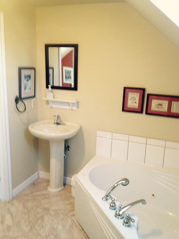 Mackenzie House B&B by Elevate Rooms Port Hawkesbury Exterior foto