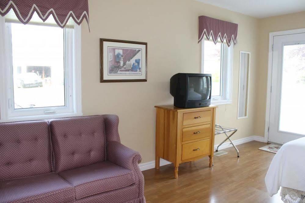 Mackenzie House B&B by Elevate Rooms Port Hawkesbury Exterior foto